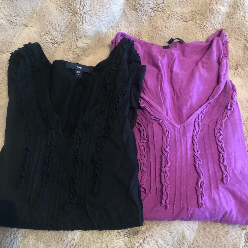 Bundle of 2 woman’s Gap v-necks